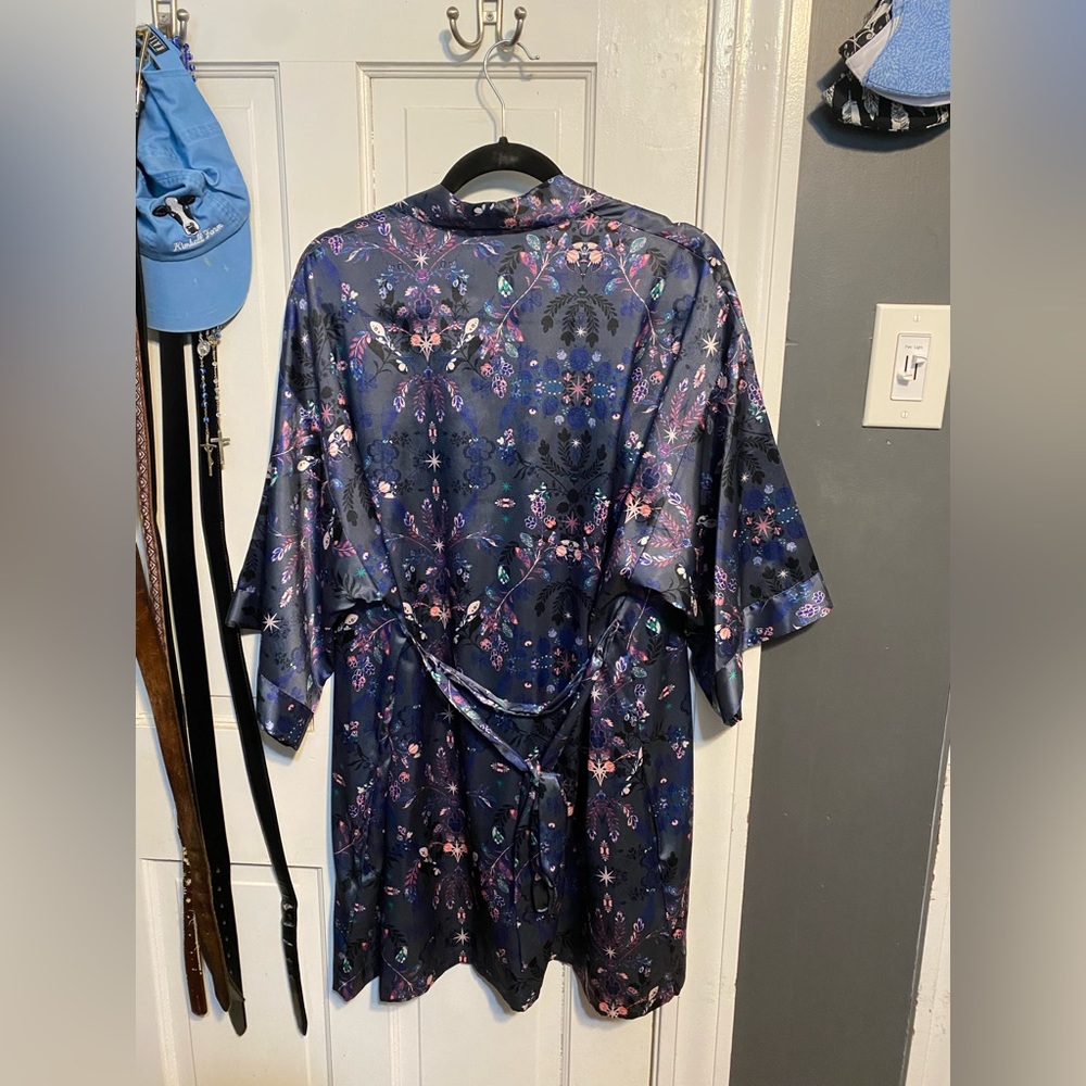 Euc Vs Bathrobe - image 2